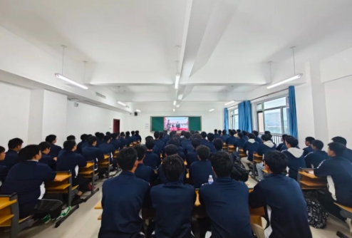 沧州航空职业学院组织学生观看烈士纪念日向人民英雄敬献花篮仪式